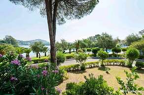 Govino Bay Luxury Beach Loft Apartment