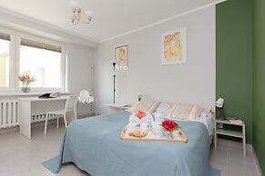 Warsaw Batuty Apartment by Renters