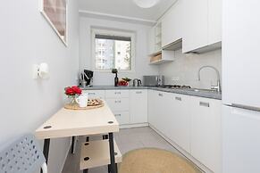Warsaw Batuty Apartment by Renters
