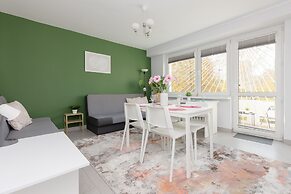 Warsaw Batuty Apartment by Renters