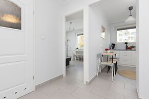 Warsaw Batuty Apartment by Renters