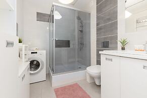 Warsaw Batuty Apartment by Renters