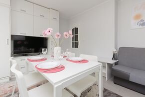 Warsaw Batuty Apartment by Renters