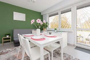 Warsaw Batuty Apartment by Renters