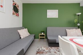 Warsaw Batuty Apartment by Renters