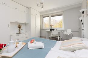 Warsaw Batuty Apartment by Renters