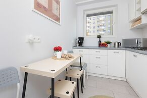 Warsaw Batuty Apartment by Renters
