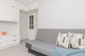 Warsaw Batuty Apartment by Renters