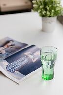 Warsaw Batuty Apartment by Renters