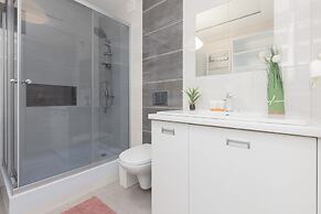 Warsaw Batuty Apartment by Renters