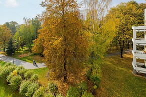 Warsaw Batuty Apartment by Renters