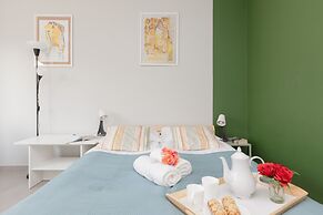 Warsaw Batuty Apartment by Renters