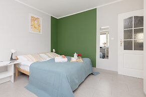 Warsaw Batuty Apartment by Renters