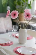 Warsaw Batuty Apartment by Renters