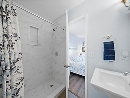 Ocean Vibes 4 Bedroom Home by RedAwning