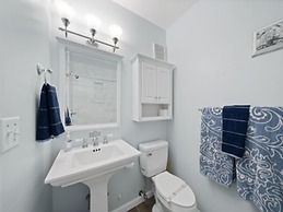 Ocean Vibes 4 Bedroom Home by RedAwning