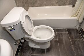 Riverside Inn and Suites