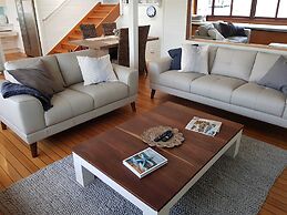 Scotland Island Retreat Water Edge