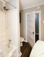 Historic Cottage for 6 Porch swing Pets