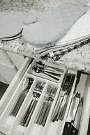 Historic Cottage for 6 Porch swing Pets