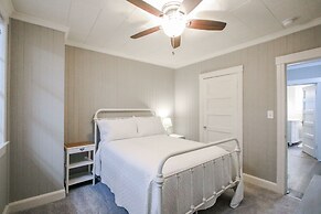 Historic Cottage for 6 Porch swing Pets