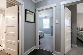 Historic Cottage for 6 Porch swing Pets