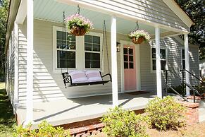 Historic Cottage for 6 Porch swing Pets