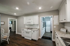 Historic Cottage for 6 Porch swing Pets