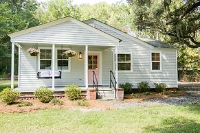 Historic Cottage for 6 Porch swing Pets