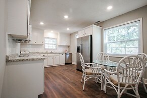 Historic Cottage for 6 Porch swing Pets