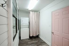 Historic Cottage for 6 Porch swing Pets