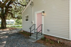 Historic Cottage for 6 Porch swing Pets