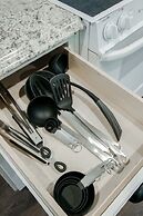 Historic Cottage for 6 Porch swing Pets