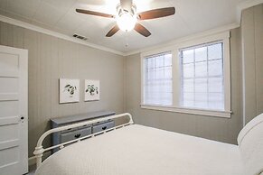 Historic Cottage for 6 Porch swing Pets