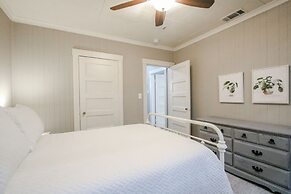 Historic Cottage for 6 Porch swing Pets