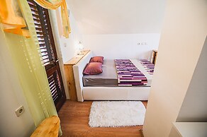 Holiday Home Vesna with Sauna