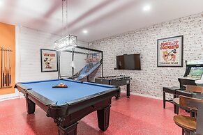 Wonderland Home W/private Pool Near Disney 5 Bedroom Home by Redawning