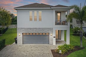 Retro Game Room Private Pool Home By Disney 7 Bedroom Home by RedAwnin