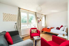 Bright & Cosy Studio Close to Central London