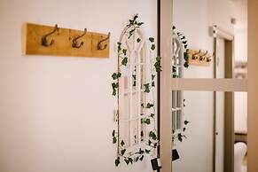 The Annex - Windermere Escape for Two