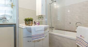 JOIVY Garden Oasis: 1BR Apt w/ Balcony & Parking