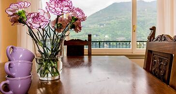 JOIVY Garden Oasis: 1BR Apt w/ Balcony & Parking