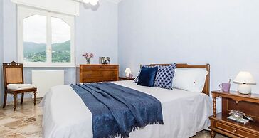 JOIVY Garden Oasis: 1BR Apt w/ Balcony & Parking