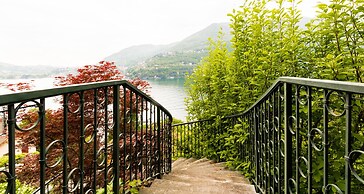 JOIVY Garden Oasis: 1BR Apt w/ Balcony & Parking