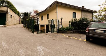 JOIVY Garden Oasis: 1BR Apt w/ Balcony & Parking