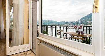 JOIVY Garden Oasis: 1BR Apt w/ Balcony & Parking