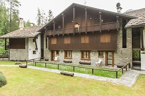 JOIVY Lovely Apt W/Mountain View And Parking In Courmayeur