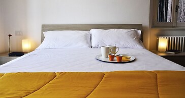 JOIVY Stunning 2-BR Flat w/ Balcony