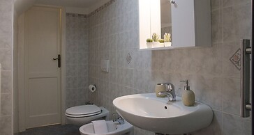 JOIVY Stunning 2-BR Flat w/ Balcony