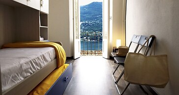 JOIVY Stunning 2-BR Flat w/ Balcony